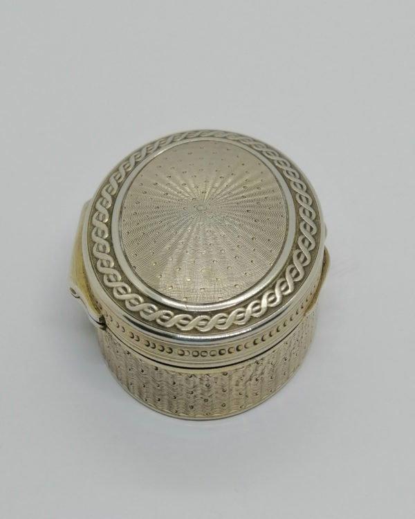 Boîte à pilules, argent, entièrement guillochée, vers 1920-30. – Image 3