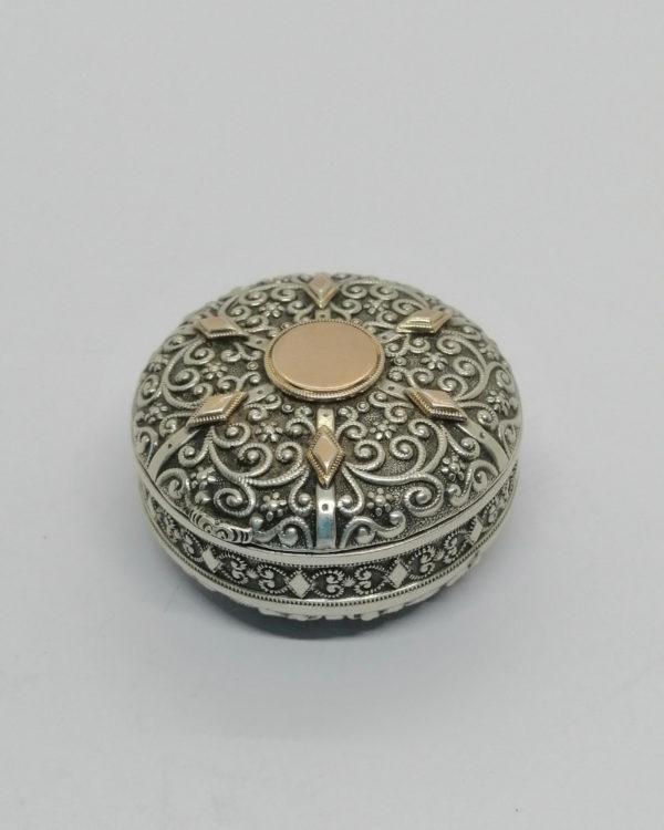 Boîte ronde argent massif, avec décor opulent de rinceaux et divers, vers 1920.