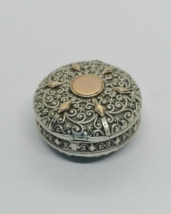 Boîte ronde argent massif, avec décor opulent de rinceaux et divers, vers 1920. – Image 2