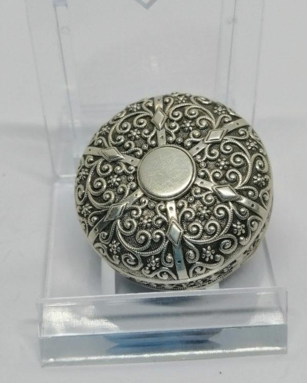 Boîte ronde argent massif, avec décor opulent de rinceaux et divers, vers 1920. – Image 3