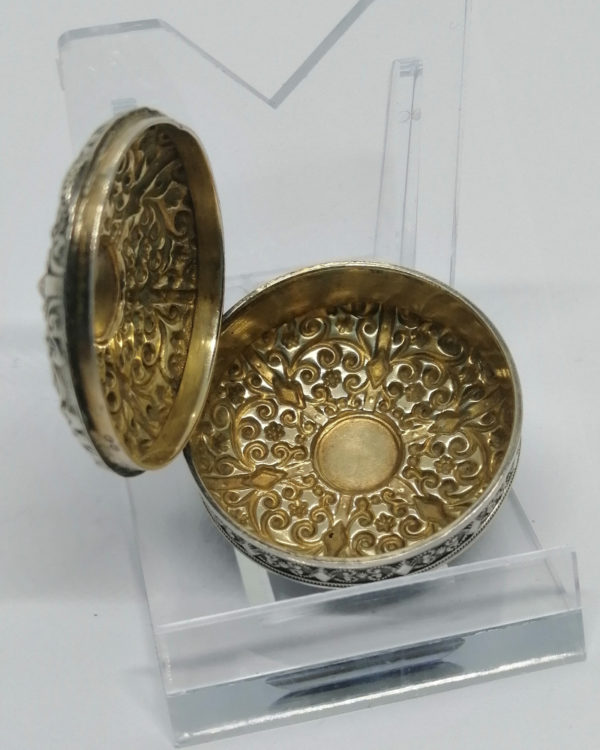 Boîte ronde argent massif, avec décor opulent de rinceaux et divers, vers 1920. – Image 4