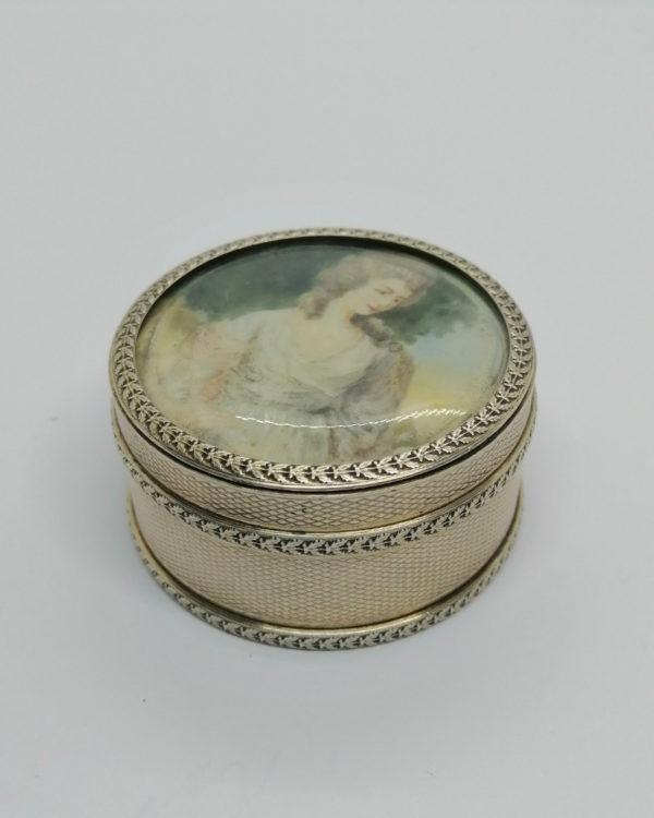 Boîte ronde en argent, avec miniature peinte, vers 1860-1890. – Image 2