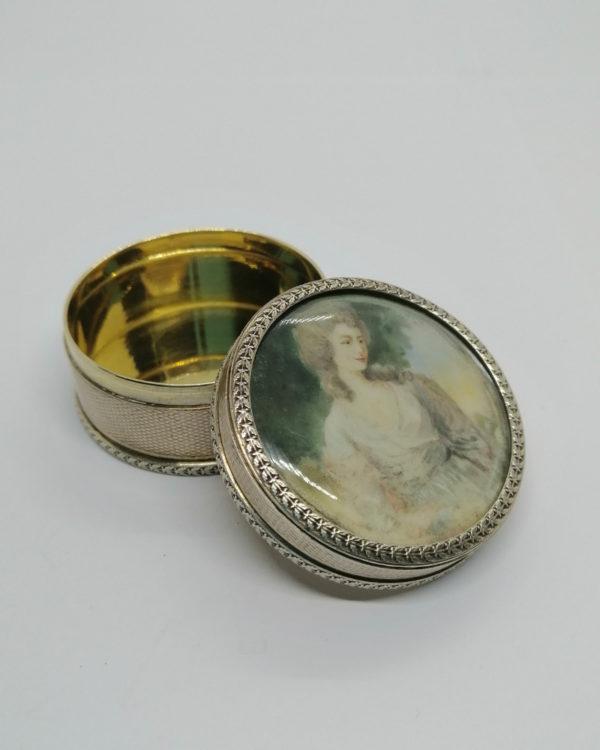 Boîte ronde en argent, avec miniature peinte, vers 1860-1890. – Image 3