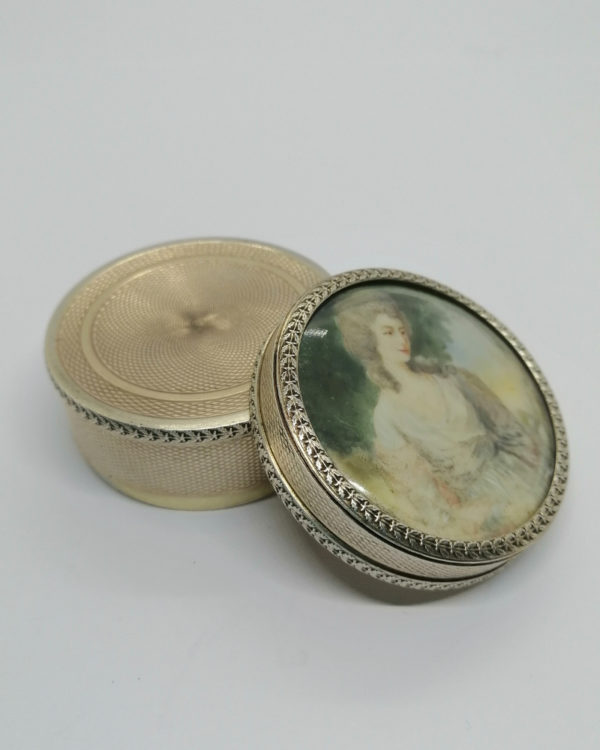 Boîte ronde en argent, avec miniature peinte, vers 1860-1890. – Image 4