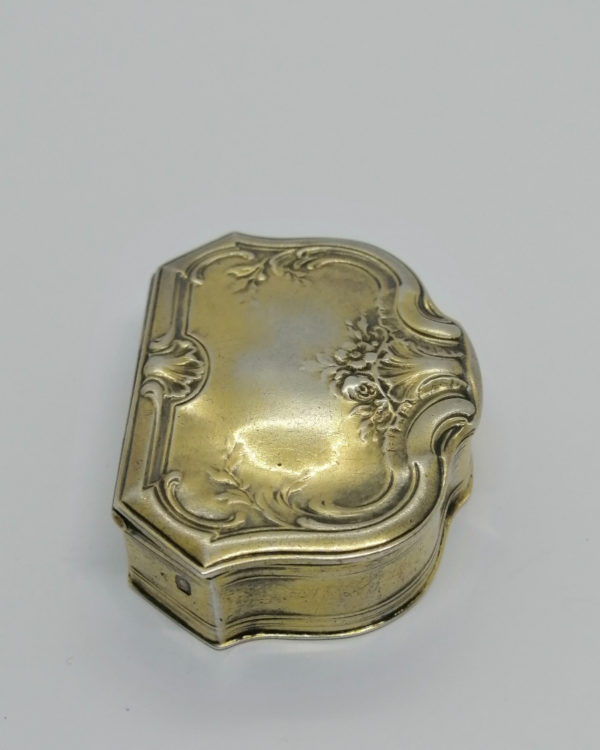 Boîte argent/vermeil, décor floral et végétal, vers 1900-20, Maison Hénin à Paris. – Image 3