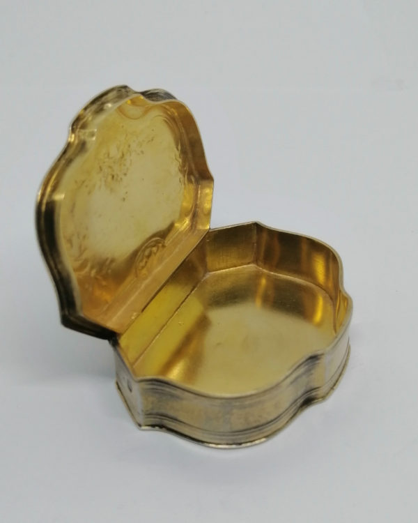 Boîte argent/vermeil, décor floral et végétal, vers 1900-20, Maison Hénin à Paris. – Image 4