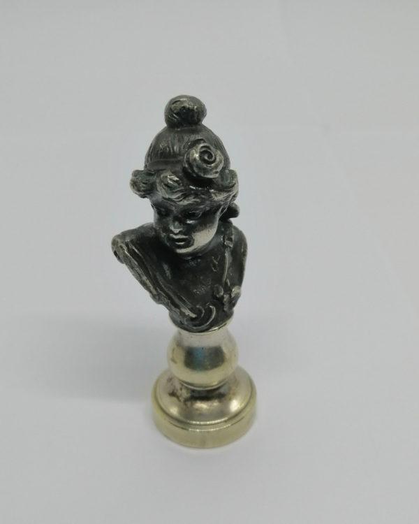 Cachet en bronze argenté, jeune fille aux fleurs, Art Nouveau.