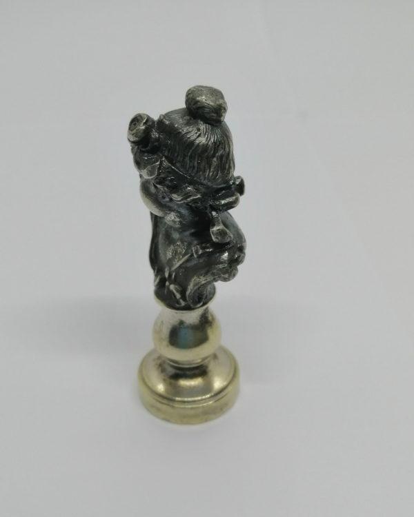 Cachet en bronze argenté, jeune fille aux fleurs, Art Nouveau. – Image 2