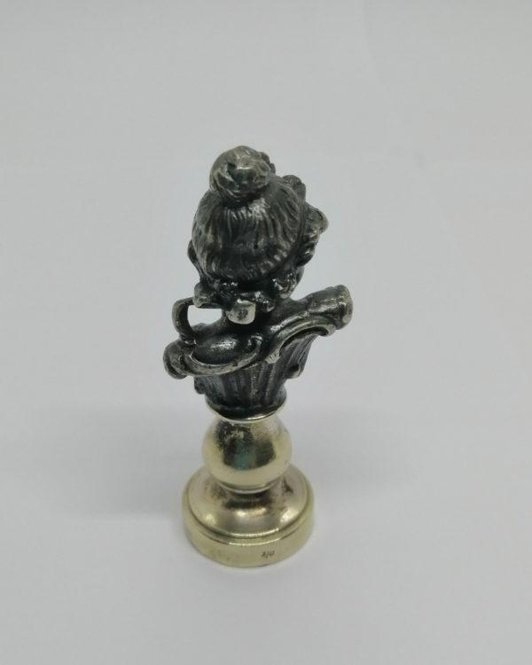 Cachet en bronze argenté, jeune fille aux fleurs, Art Nouveau. – Image 3