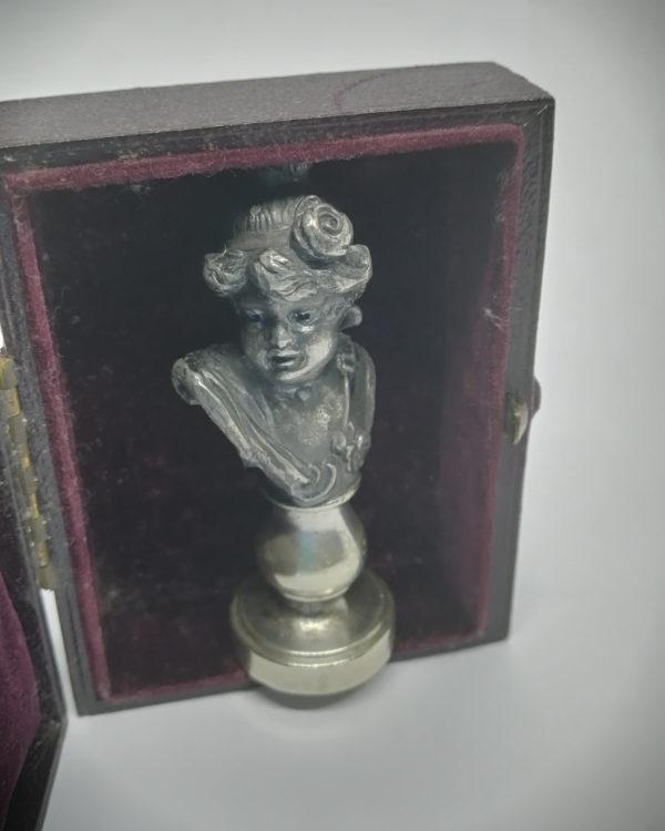 Cachet en bronze argenté, jeune fille aux fleurs, Art Nouveau. – Image 4