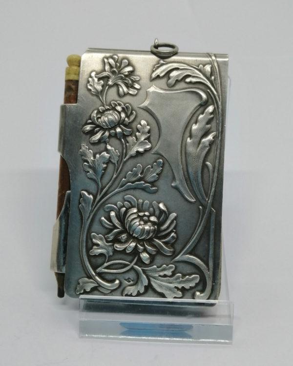 Carnet de bal, argent massif, et décor floral Art Nouveau, vers 1900, Paris.