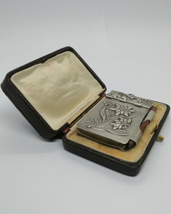 Carnet de bal, argent massif, et décor floral Art Nouveau, vers 1900, Paris. – Image 6
