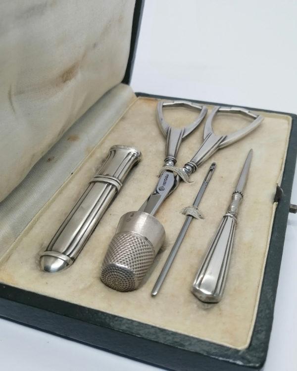Nécessaire de couture, argent, 5 pièces, décor à facettes sobre, Art Déco, Paris vers 1930. – Image 3