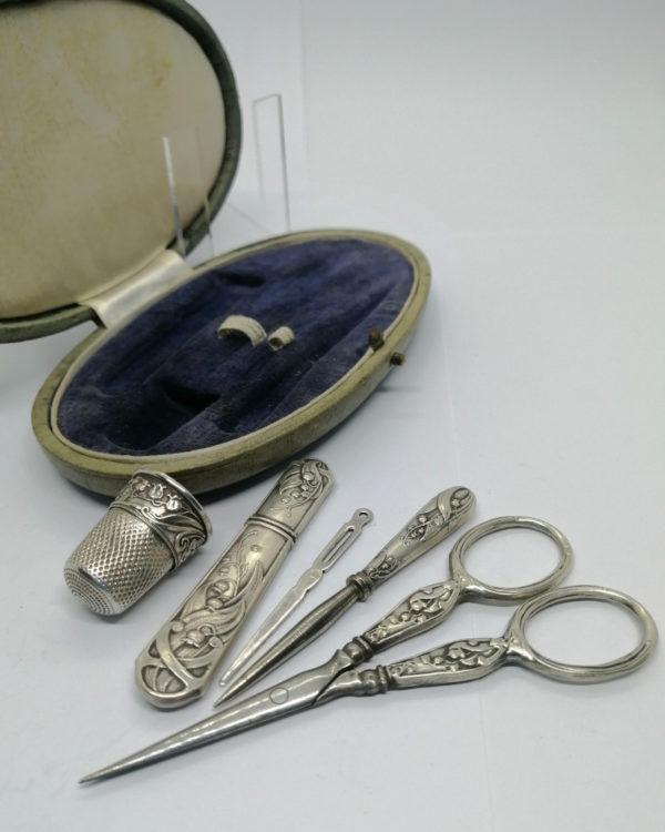 Nécessaire de couture, argent, cinq pièces avec décor de Muguets, Art Nouveau vers 1900. – Image 3