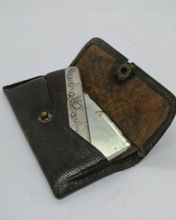 Nécessaire de voyage à moustache ou barbe, argent, avec décor floral, vers 1900-20.