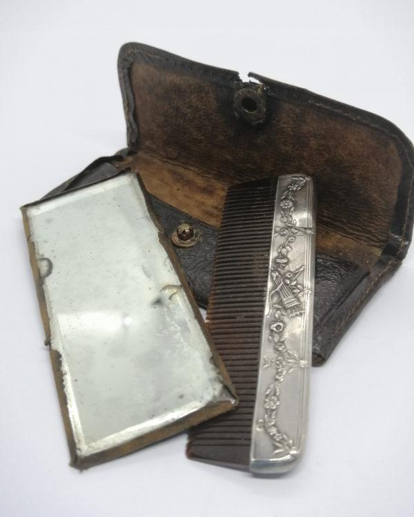 Nécessaire de voyage à moustache ou barbe, argent, avec décor floral, vers 1900-20. – Image 2
