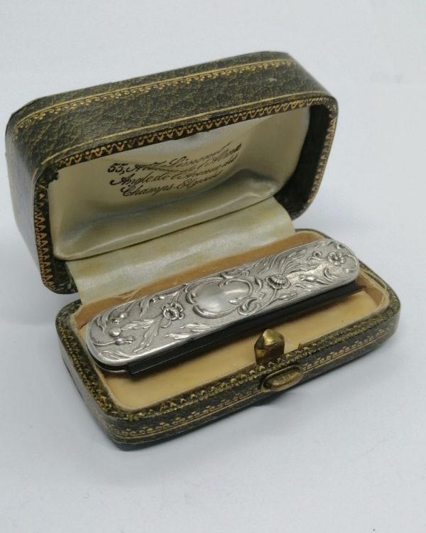 Peigne à moustache, argent, décor floral et végétal, Art Nouveau vers 1900.