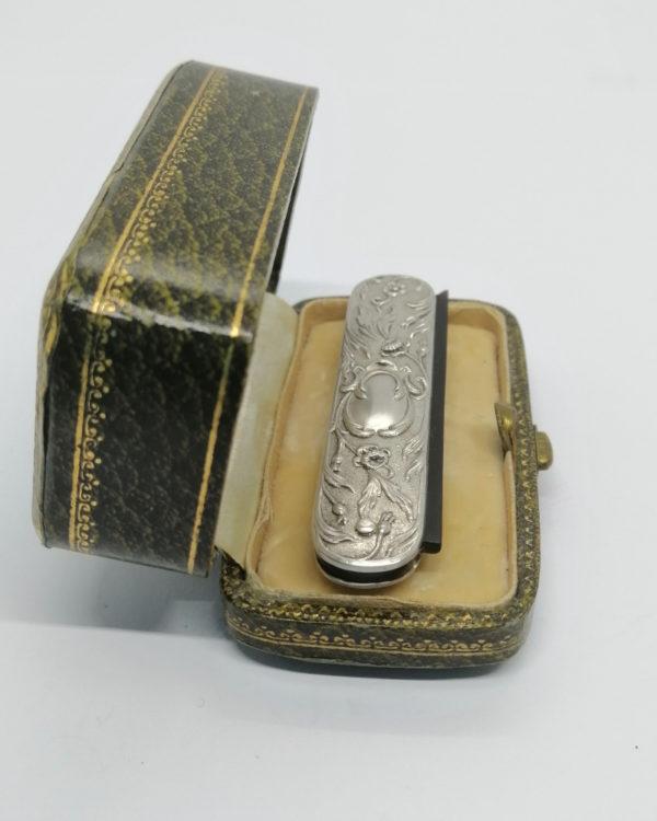 Peigne à moustache, argent, décor floral et végétal, Art Nouveau vers 1900. – Image 2