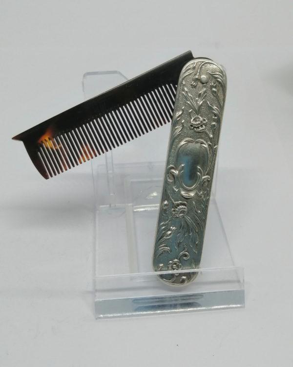 Peigne à moustache, argent, décor floral et végétal, Art Nouveau vers 1900. – Image 3