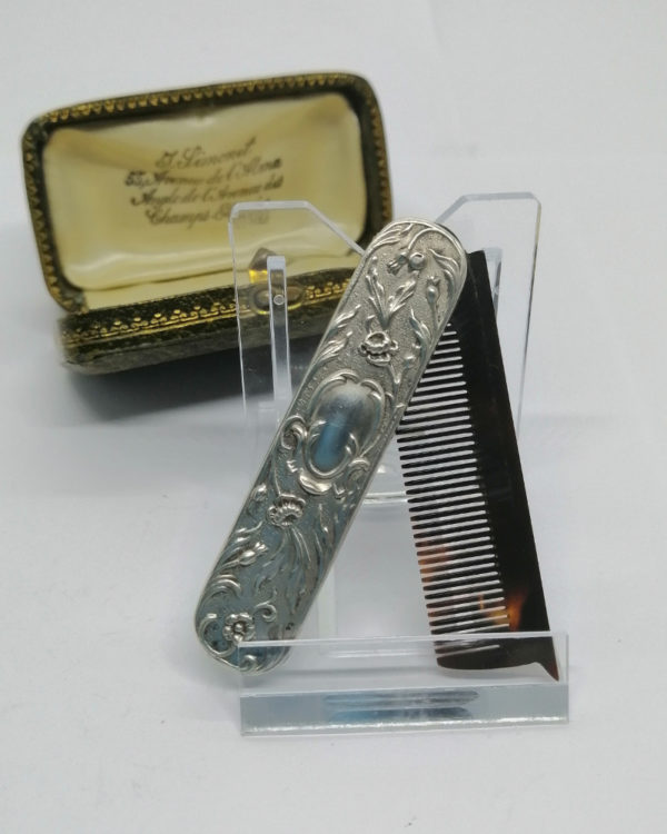Peigne à moustache, argent, décor floral et végétal, Art Nouveau vers 1900. – Image 4