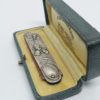 Peigne à moustache, argent, décor d'iris, Art Nouveau vers 1900.