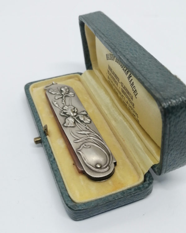 Peigne à moustache, argent, décor d'iris, Art Nouveau vers 1900.