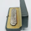 Peigne à moustache, argent, décor d'iris, Art Nouveau vers 1900. – Image 2