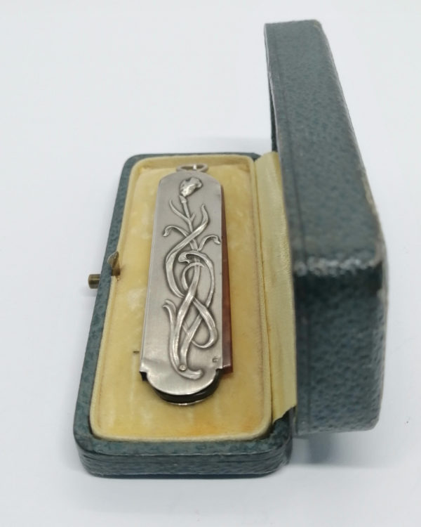 Peigne à moustache, argent, décor d'iris, Art Nouveau vers 1900. – Image 2