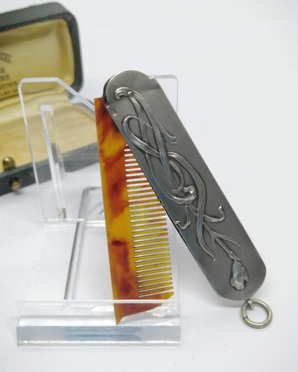 Peigne à moustache, argent, décor d'iris, Art Nouveau vers 1900. – Image 4