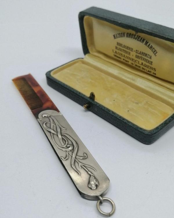 Peigne à moustache, argent, décor d'iris, Art Nouveau vers 1900. – Image 5
