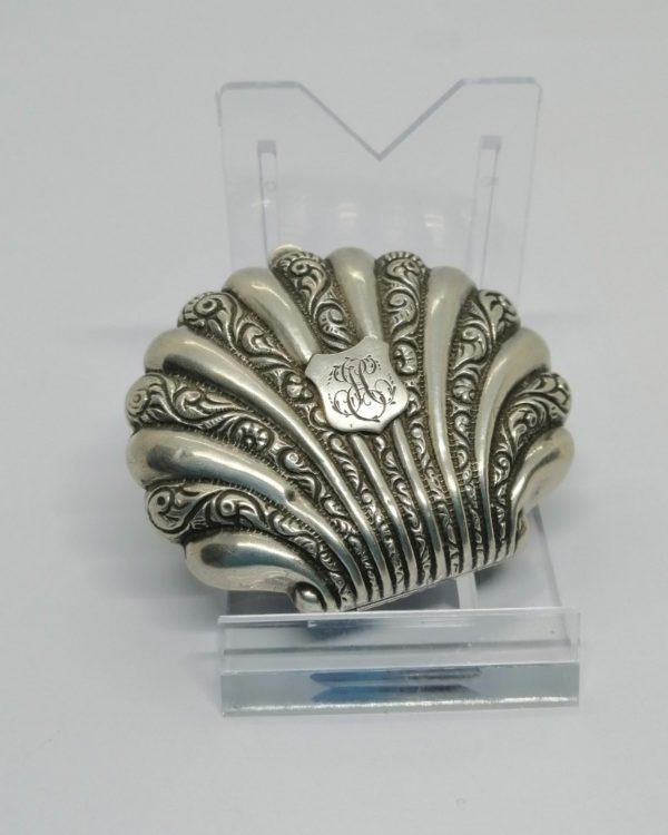Petit porte-monnaies, argent massif, en forme de coquillage, vers 1900.
