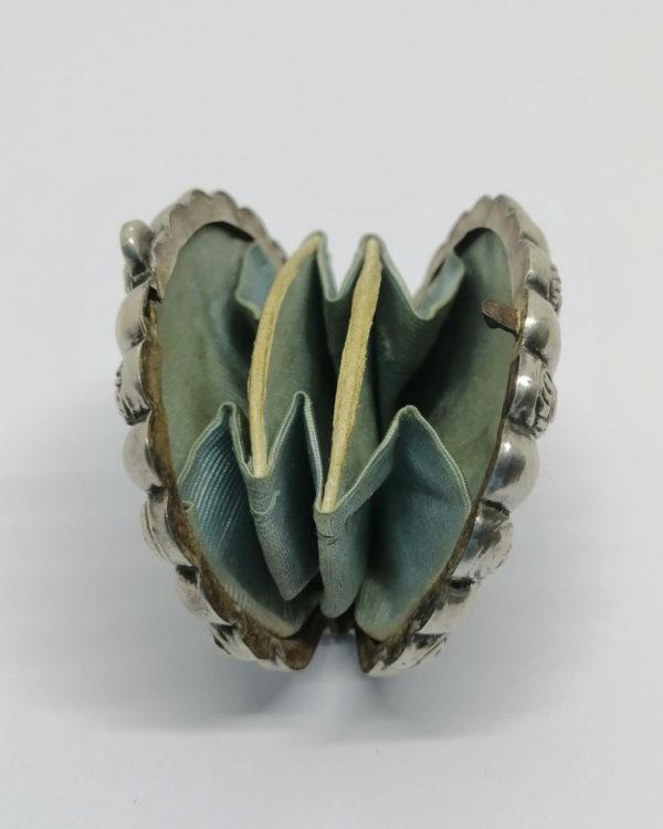 Petit porte-monnaies, argent massif, en forme de coquillage, vers 1900. – Image 3