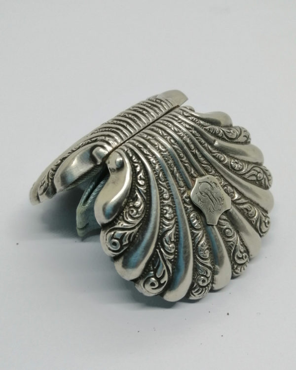 Petit porte-monnaies, argent massif, en forme de coquillage, vers 1900. – Image 5