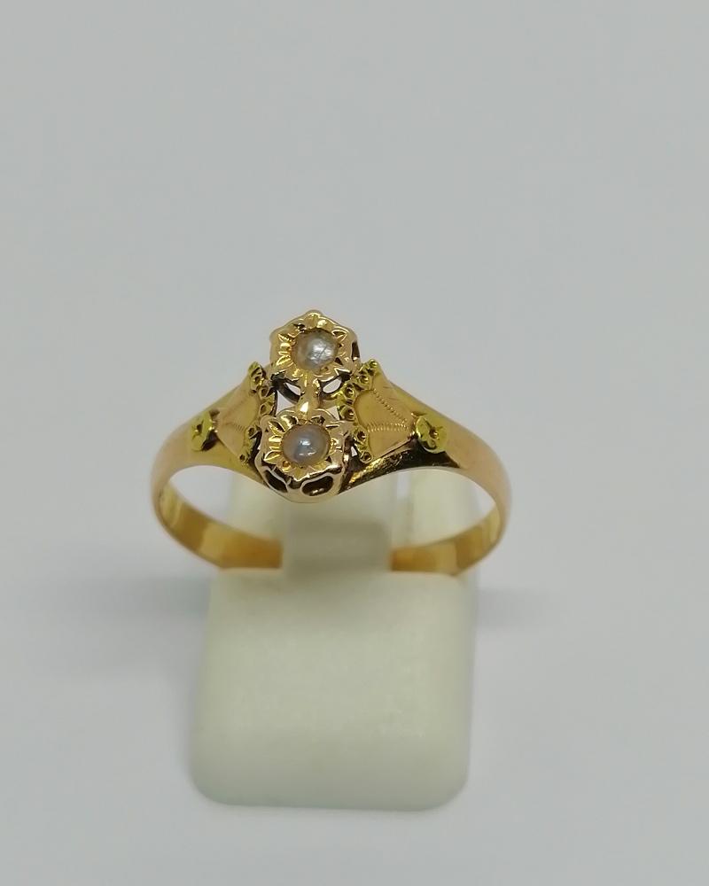 Bague or rosé et vert, et sertie grains de deux demi-perles fines, 1900.