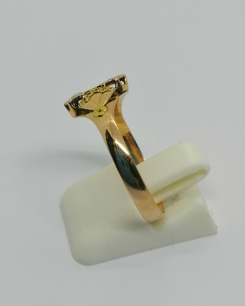 Bague or rosé et vert, et sertie grains de deux demi-perles fines, 1900. – Image 2