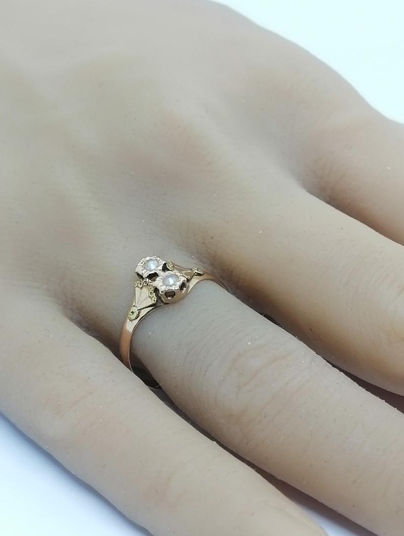 Bague or rosé et vert, et sertie grains de deux demi-perles fines, 1900. – Image 4