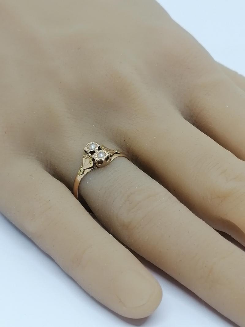 Bague or rosé et vert, et sertie grains de deux demi-perles fines, 1900. – Image 5
