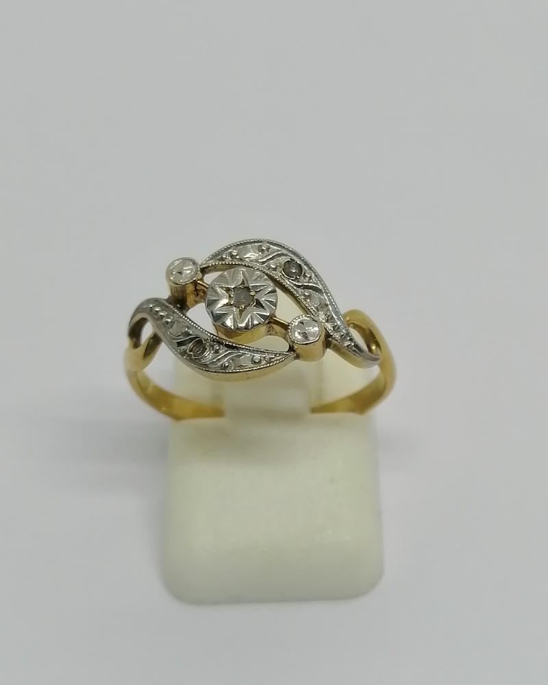 Bague en or jaune, façon vague, avec roses de diamants, vers 1900.