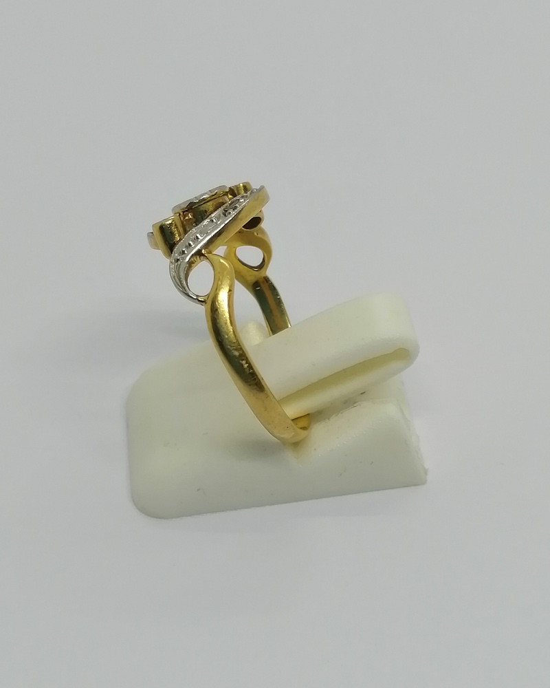 Bague en or jaune, façon vague, avec roses de diamants, vers 1900. – Image 2