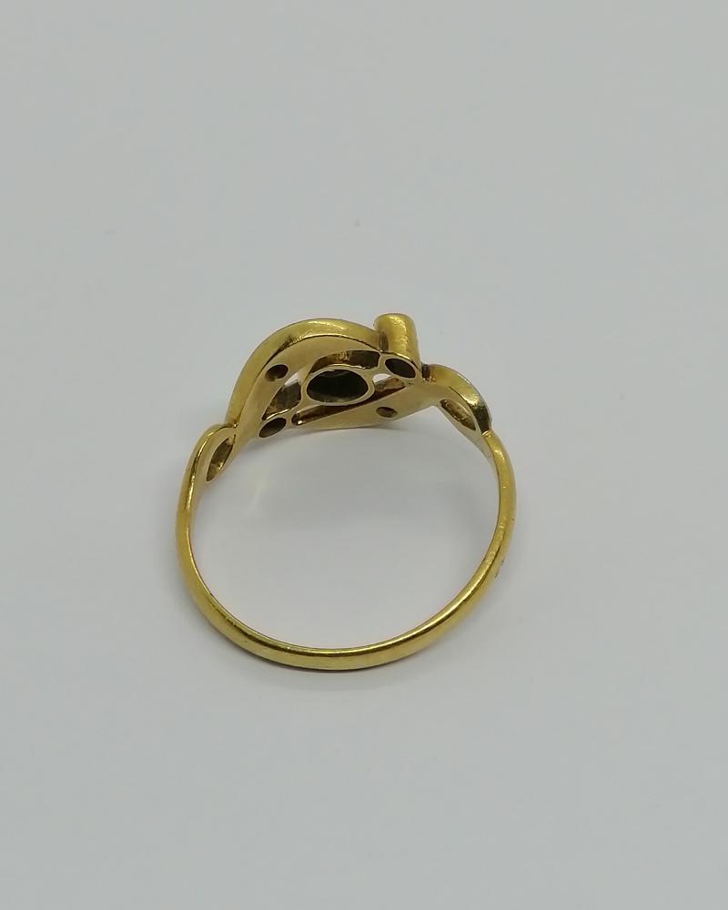 Bague en or jaune, façon vague, avec roses de diamants, vers 1900. – Image 3