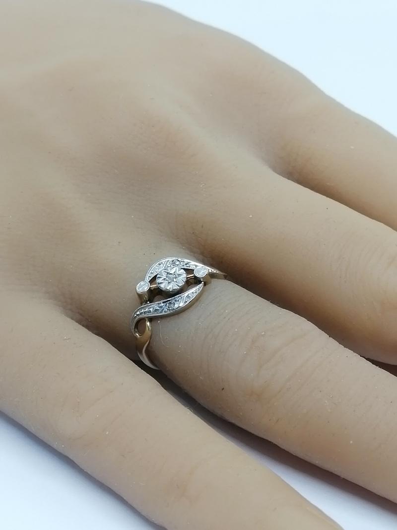 Bague en or jaune, façon vague, avec roses de diamants, vers 1900. – Image 4