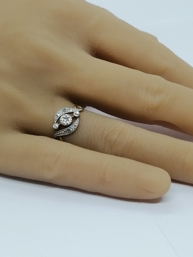 Bague en or jaune, façon vague, avec roses de diamants, vers 1900. – Image 5