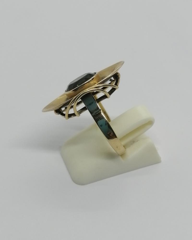 Bague alliage d'or 8ct, de couleur rosé, avec spinelle synthétique verte, vers 1960. – Image 2