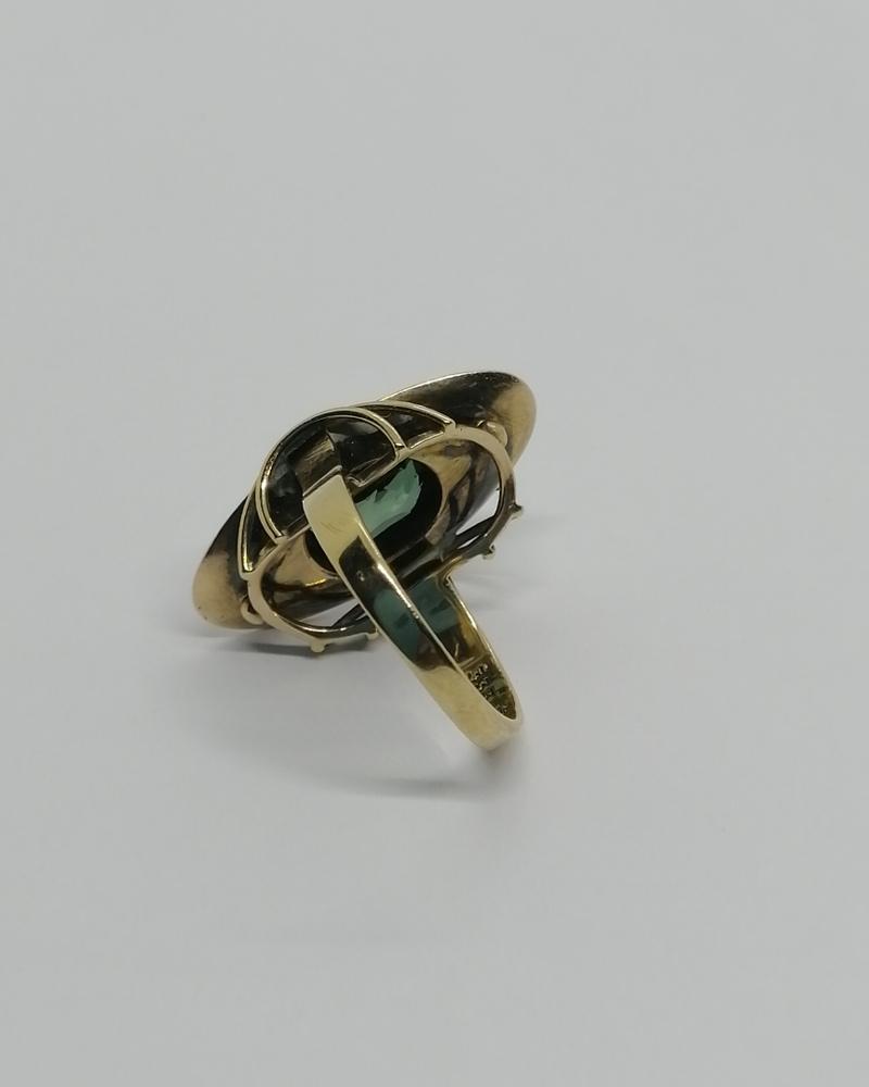 Bague alliage d'or 8ct, de couleur rosé, avec spinelle synthétique verte, vers 1960. – Image 3