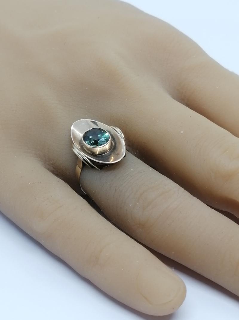 Bague alliage d'or 8ct, de couleur rosé, avec spinelle synthétique verte, vers 1960. – Image 4