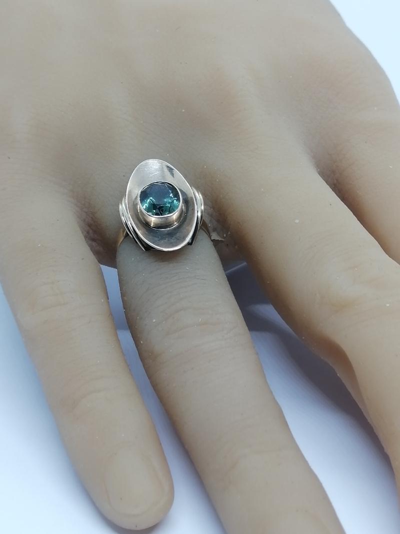 Bague alliage d'or 8ct, de couleur rosé, avec spinelle synthétique verte, vers 1960. – Image 5