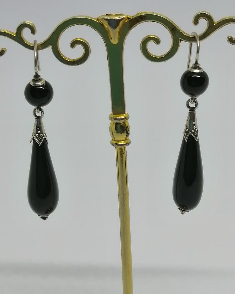 Boucles d'oreilles en argent , pendantes en onyx, 1880-1900. – Image 2
