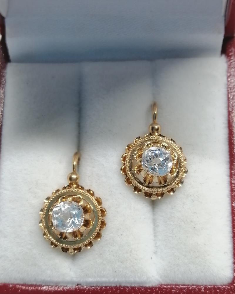 Boucles d'oreilles en or rosé, et verre taillé façon diamant, vers 1900. – Image 2