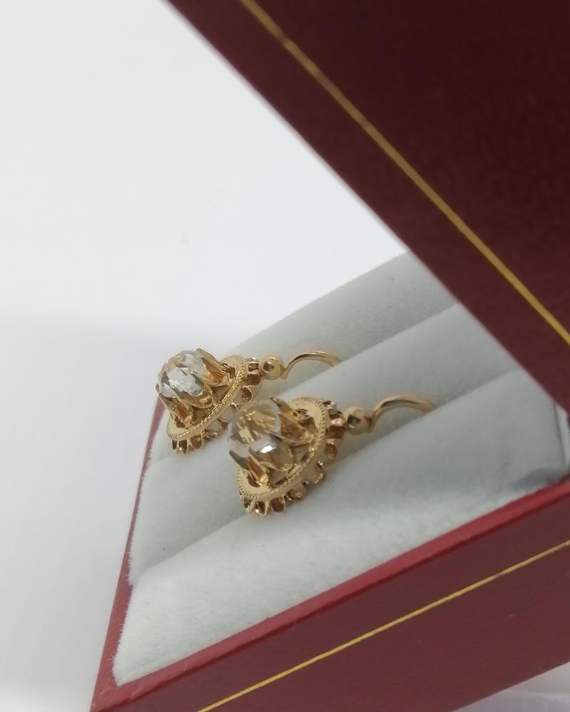 Boucles d'oreilles en or rosé, et verre taillé façon diamant, vers 1900. – Image 3