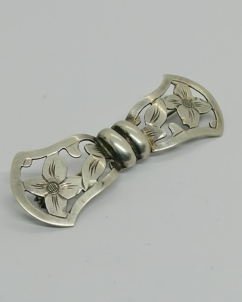 Broche argent, façon noeud ajouré et motif floral, vers 1925-30. – Image 2